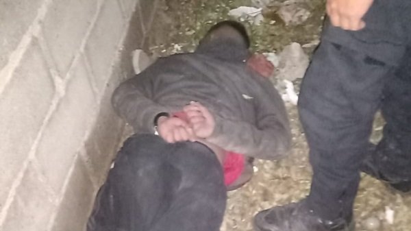 Intentó entrar a una casa, cayó del techo y lo retuvieron hasta que llegó la policía