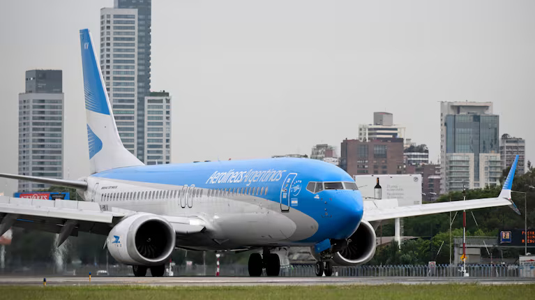 Los pilotos hacen hoy un paro que afectará a más de 6000 pasajeros de Aerolíneas Argentinas