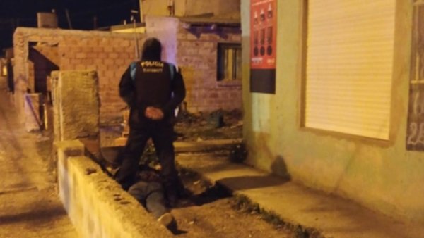 Vecinos redujeron a golpes a un ladrón que intentó ingresar a una vivienda y un comercio