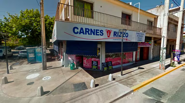 Se quiso colar en la fila, apuñaló a un cliente y terminó atropellado