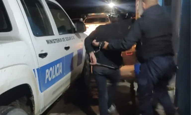 Un reconocido delincuente fue sorprendido queriendo abrir autos con un cuchillo