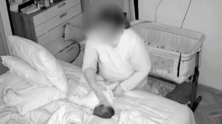 Una niñera maltrató a un bebé de 7 meses y los padres la vieron por las cámaras: “Casi me lo mata”