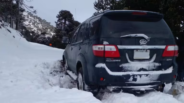 Quedó varado en la ruta por la acumulación de nieve y pasó más de 18 horas atrapado en su camioneta