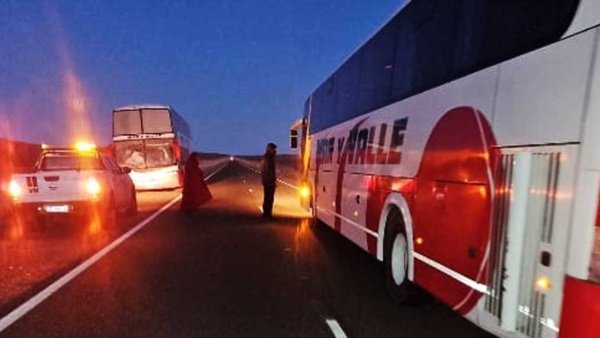 Un micro con pasajeros quedó varado en plena helada