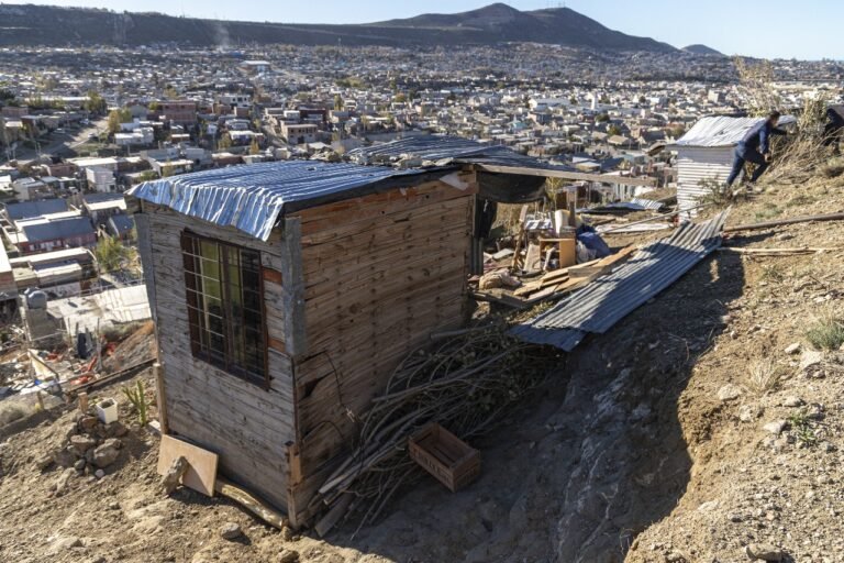 Levantamiento de precarias viviendas en barrio San Cayetano