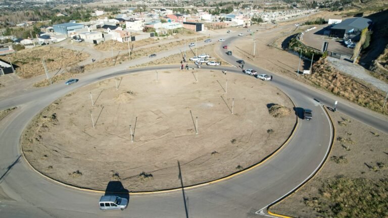 Se instalaron luminarias en las rotondas de acceso sur del camino Roque González