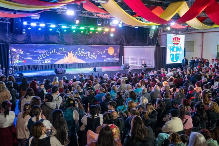 Con un gran marco de público, Comodoro celebró la noche de San Juan