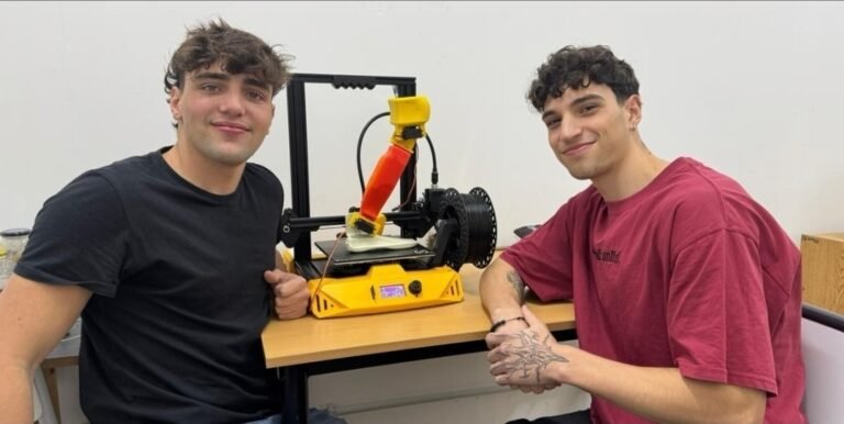 Tienen 20 años y diseñaron una prótesis de pierna robótica inédita en Argentina que permitirá volver a caminar