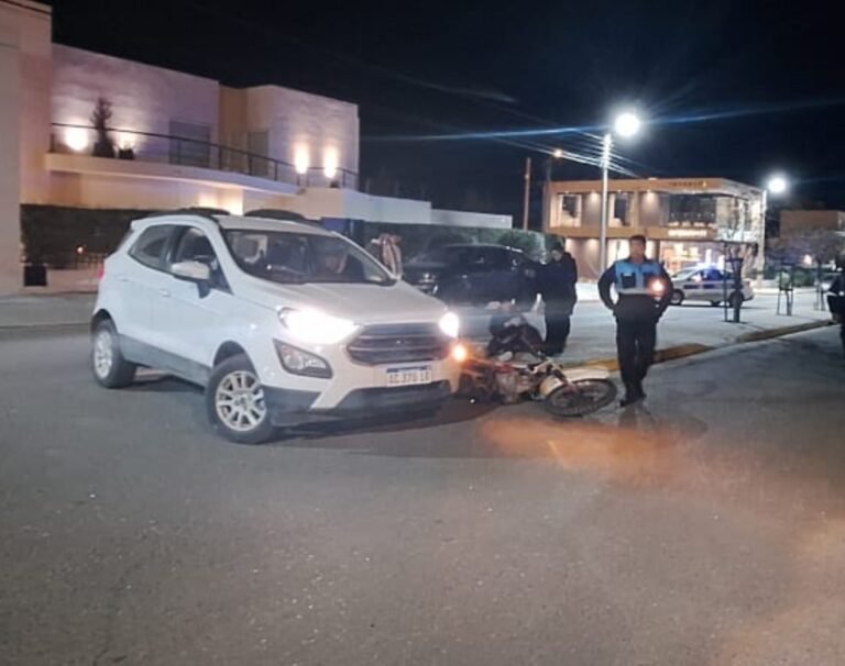 Un menor circulaba en una motocicleta e impactó con un vehículo