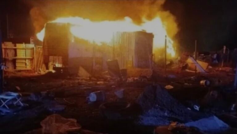 Un nene fue trasladado al Garrahan tras el incendio del micro en el que vivía con su familia