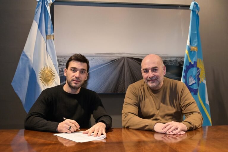 Torres firmó el decreto convocando a la ciudadanía a votar la eliminación de los fueros el próximo 26 de octubre