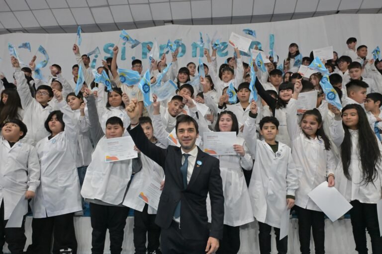 Torres encabezó el acto central por el Día de la Bandera y destacó la importancia de fortalecer la democracia y la educación