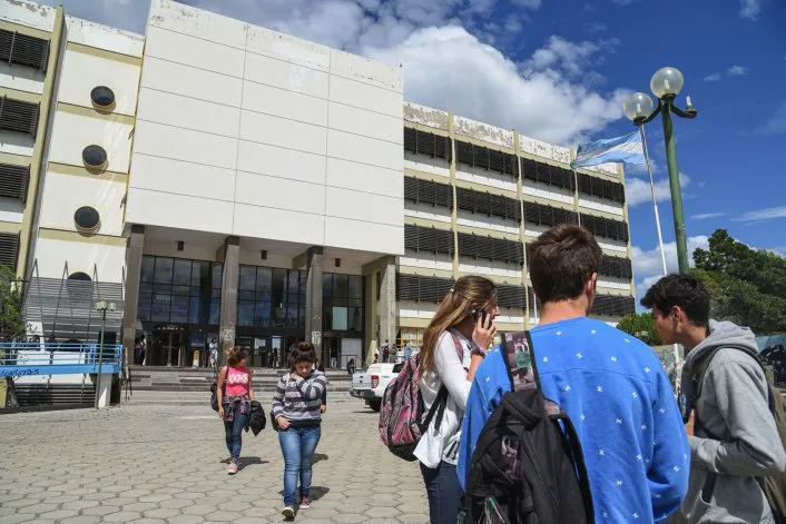 Estudiar en Comodoro cuesta más de $1,1 millón por mes para un joven universitario