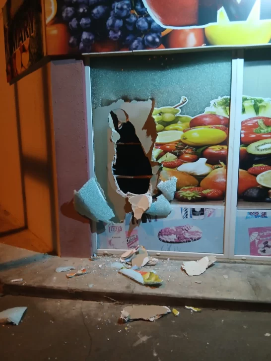 Hicieron un boquete y robaron un supermercado: uno fue atrapado dentro del local