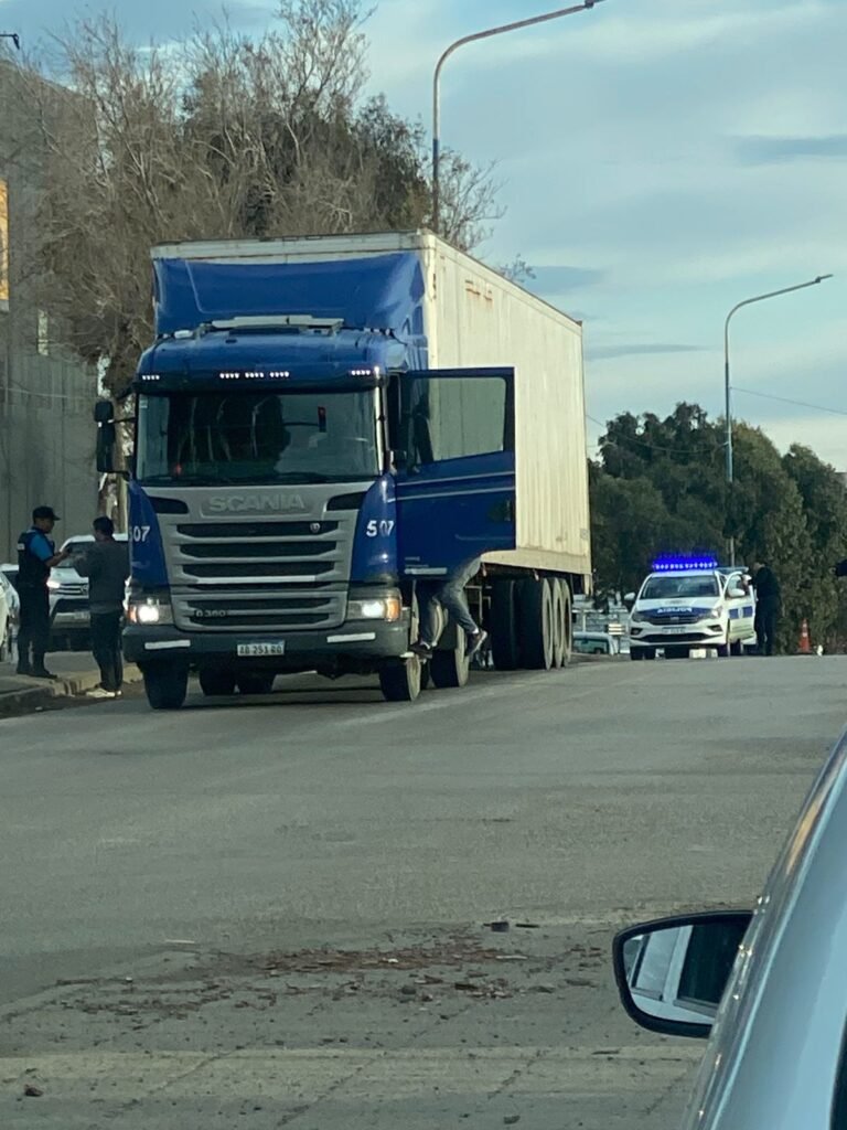 Un joven de 28 años murió tras ser atropellado por un camión