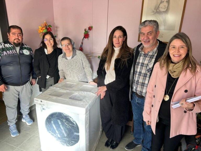 Camioneros entregó un lavarropas al Hogar María Inmaculada
