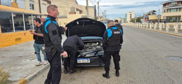 Conducía un auto robado con patente adulterada: fue imputado por encubrimiento