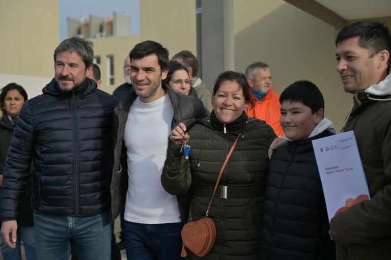 Torres entregó 25 viviendas en Trelew y anunció la finalización del Pro.Cre.Ar. con fondos provinciales