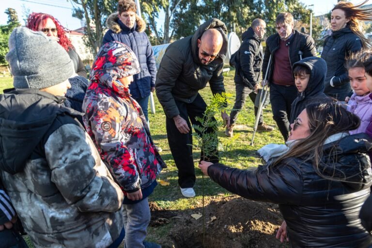 Alumnos de la Escuela Municipal junto a Abel Pintos plantaron árboles en el Parque de la Ciudad