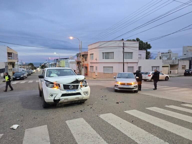 Dos vehículos chocaron en una esquina transitada y una mujer fue hospitalizada