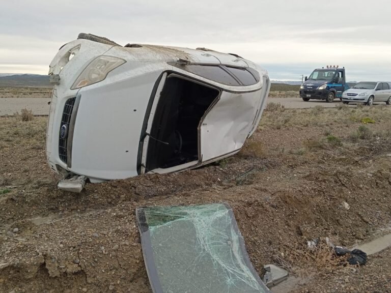 Por la escarcha perdió el control del auto, despistó y volcó en la Ruta 3