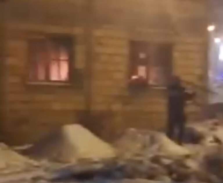 Policía héroe: entró por la ventana a una casa en llamas para salvar a una perrita