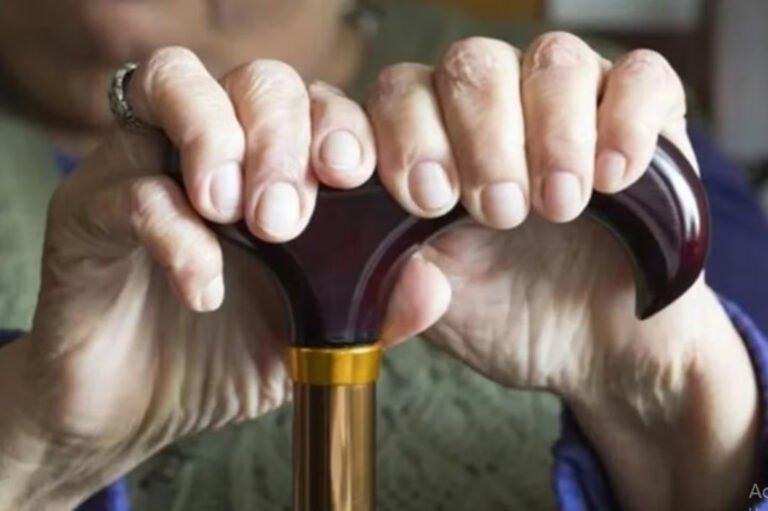 Violento ataque: un hombre ingresó por la ventana, golpeó y abusó de una mujer de 61 años