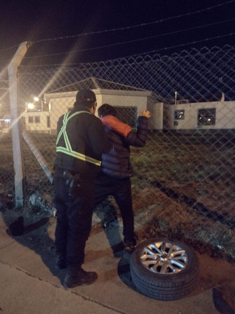 Llevaba una rueda robada y quiso escapar de la policía, pero no pudo