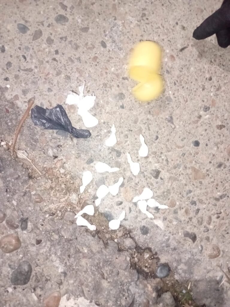 Lo delató su actitud sospechosa: llevaba cocaína y quiso escapar de la policía