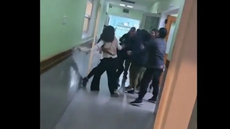 Un paciente y su hermana atacaron a golpes a médicos de un hospital