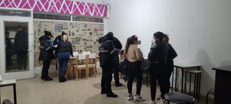 Con persianas bajas y música fuerte: clausuran bar que funcionaba ilegalmente