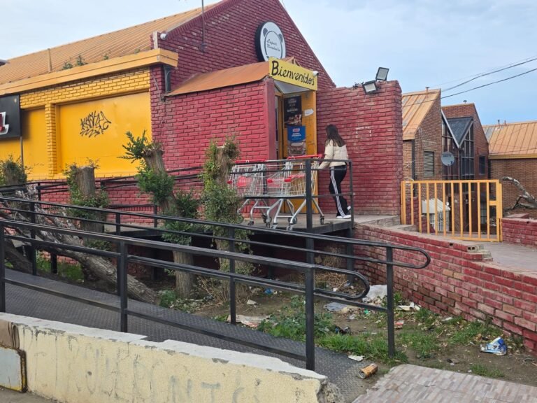 Apuñalaron a una comerciante china por la espalda: sufrió seis cortes y debió ser trasladada al Hospital