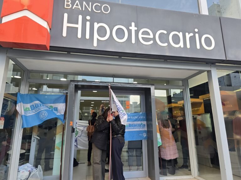 Despidieron a una trabajadora del Banco Hipotecario: “Exigimos que la reubiquen en otro puesto laboral”