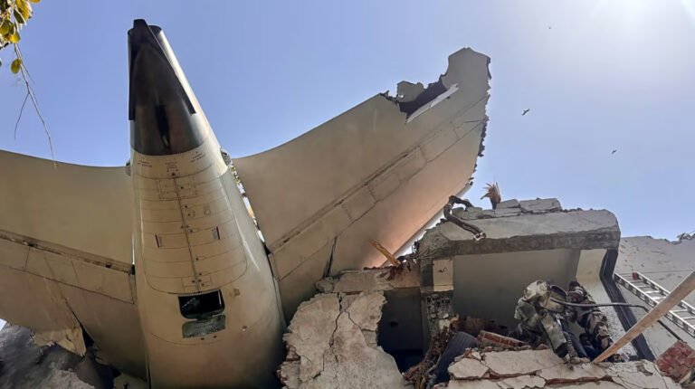 Tragedia en India: un avión se estrelló tras despegar y dejó más de 290 muertos
