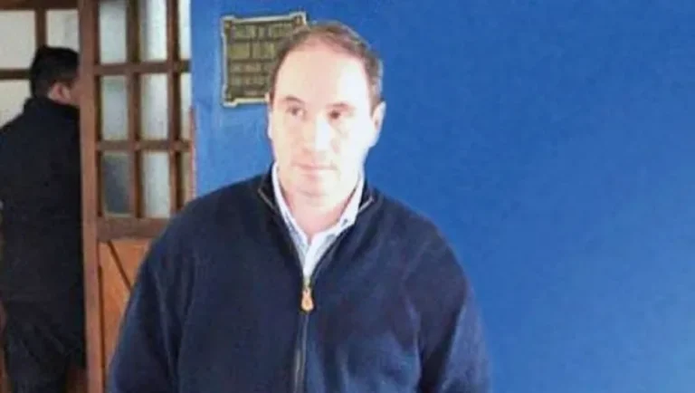 Está preso por abuso sexual a menores y lo dejaron salir para que haga negocios