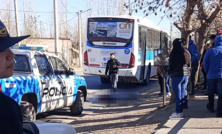 Se tropezó y murió atropellado por un colectivo: estaba ebrio