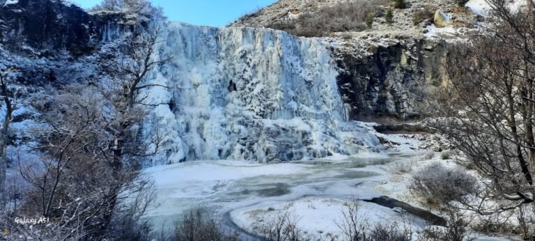 Sorprendente postal invernal: una cascada se congeló por completo