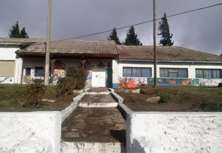 Encerró a su pareja en una habitación y obligaba a su hijo a dormir en una carpa: fue detenido