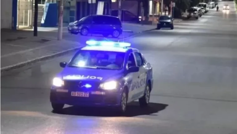 Falsos policías simularon un allanamiento y asaltaron a una familia