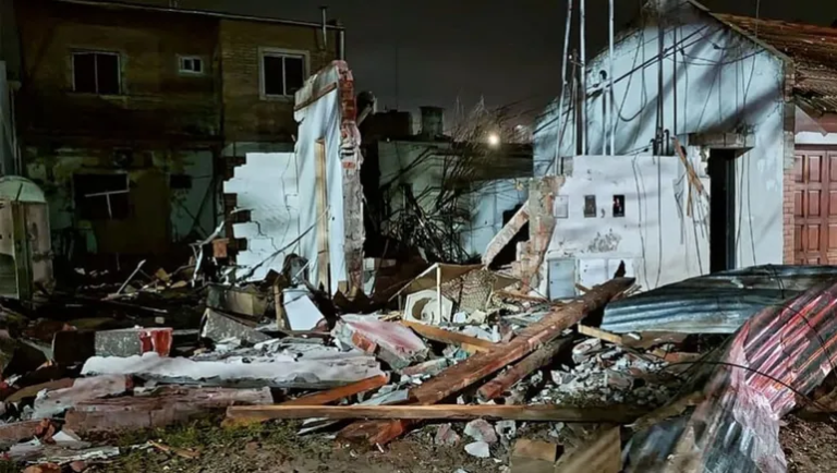 Explosión por fuga de gas destruyó una vivienda y dejó tres heridos