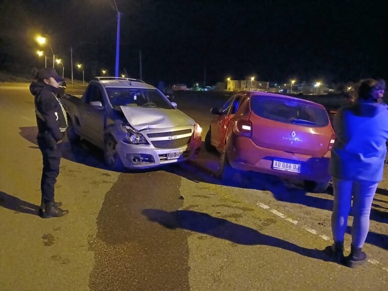 Una mujer resultó herida tras un fuerte choque entre dos vehículos