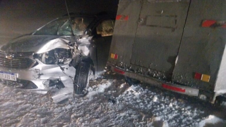 Un auto y un camión chocaron en Ruta 3: uno de los ocupantes sufrió graves lesiones