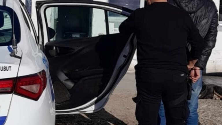 Detienen a un hombre con pedido de captura mientras caminaba con su hijo de 4 años