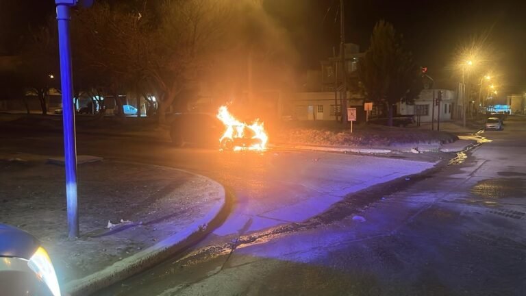 Colisionó con una camioneta y su auto se empezó a prender fuego