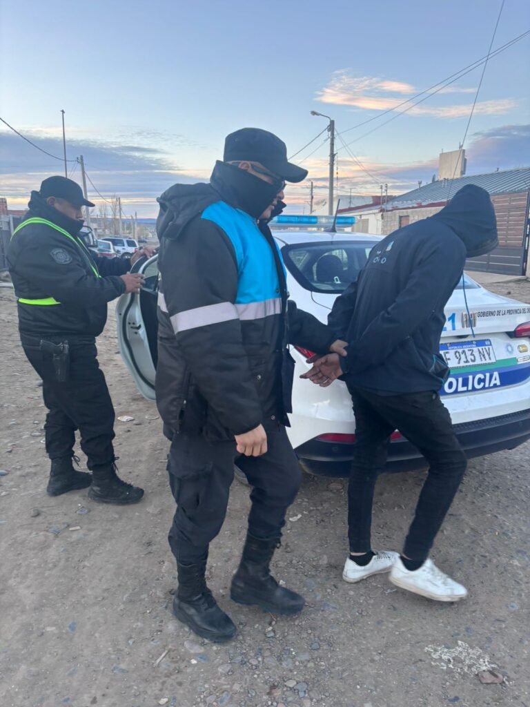 Estaba prófugo y la policía lo atrapó caminando por Km 8