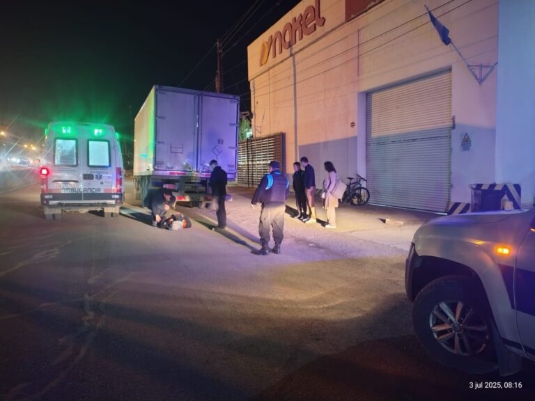 Un ciclista chocó contra un camión estacionado y debió ser trasladado al Hospital Regional