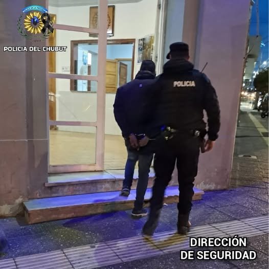 Estaba prófugo y lo atraparon en la Terminal de Ómnibus