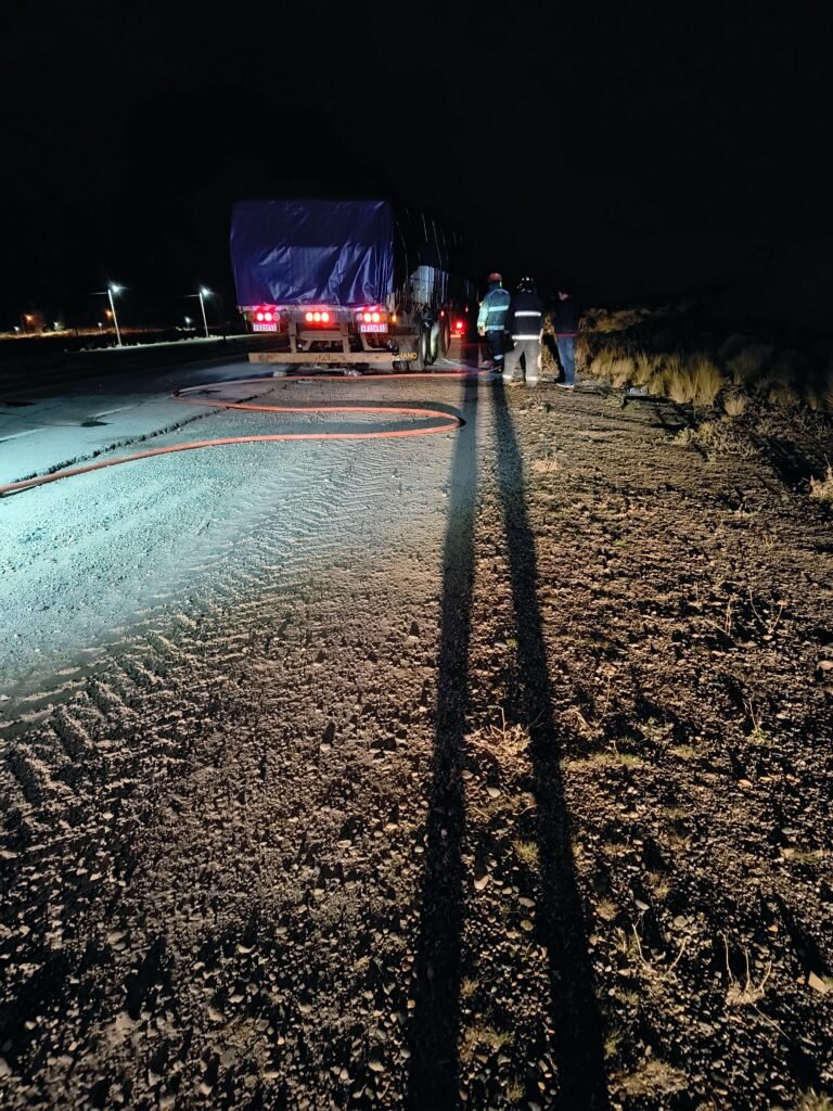 Se incendió parte de un acoplado en Ruta 3 y el conductor evitó una tragedia