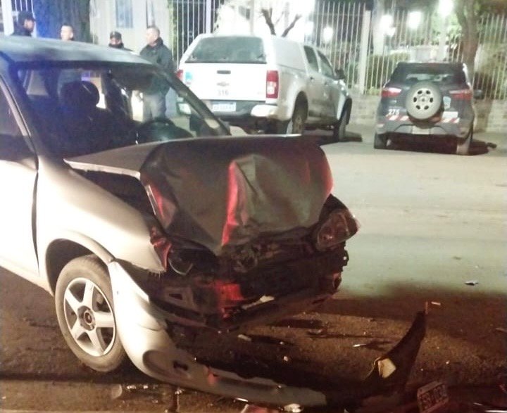 Discutió con su pareja, perdió el control y chocó contra un auto estacionado