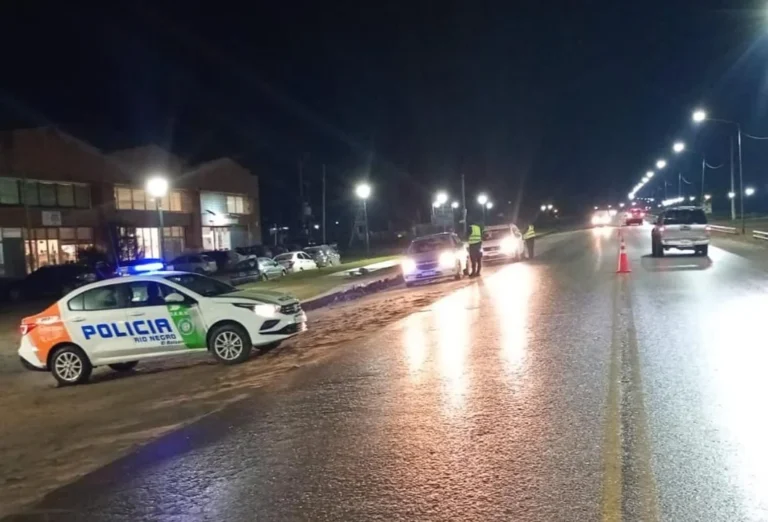 Un bebé de 24 días dejó de respirar en plena ruta y fue salvado por la Policía